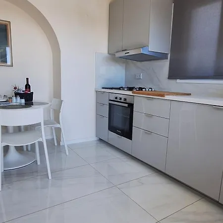 Lydia's Sea View - 2 Bed House