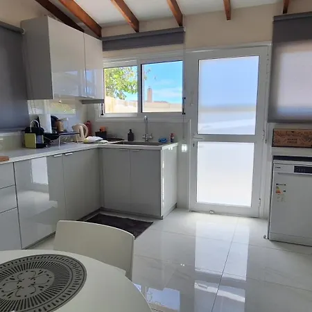 شقة Lydia's Sea View - 2 Bed House