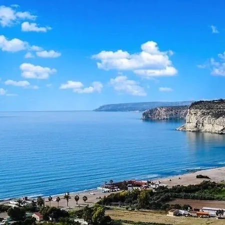 Lydia's Sea View - 2 Bed House شقة